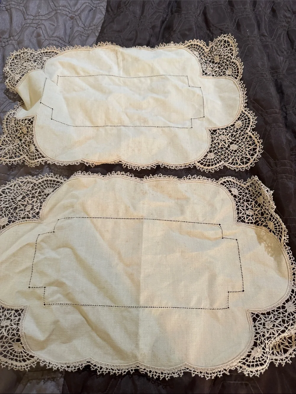 Vintage Lace-Edged light beige Linen Placemats - Set of 2